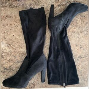 Tahari Grace Black Faux Suede 3.5” Heeled Knee High Boots 10M Wide Calf Zipper